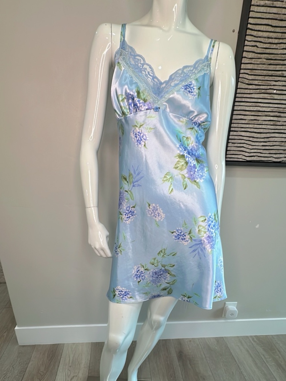 Secret Treasures Women Blue/Floral
Lace Trim Pullover Sleepwear Size XL.